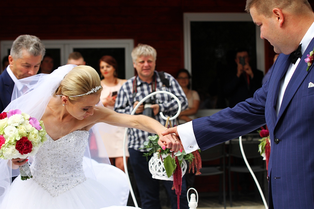 Wzięli ślub nad wodą zamiast w Urzędzie Stanu Cywilnego