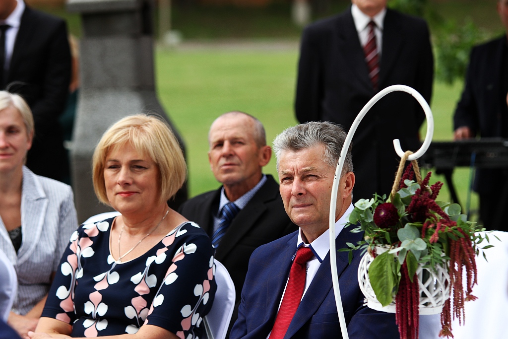 Wzięli ślub nad wodą zamiast w Urzędzie Stanu Cywilnego