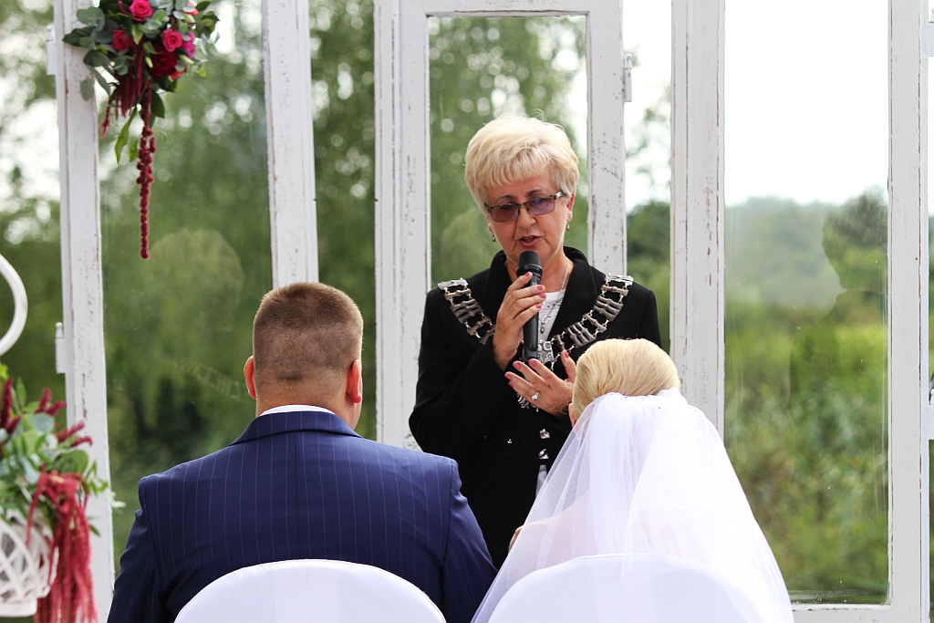 Wzięli ślub nad wodą zamiast w Urzędzie Stanu Cywilnego
