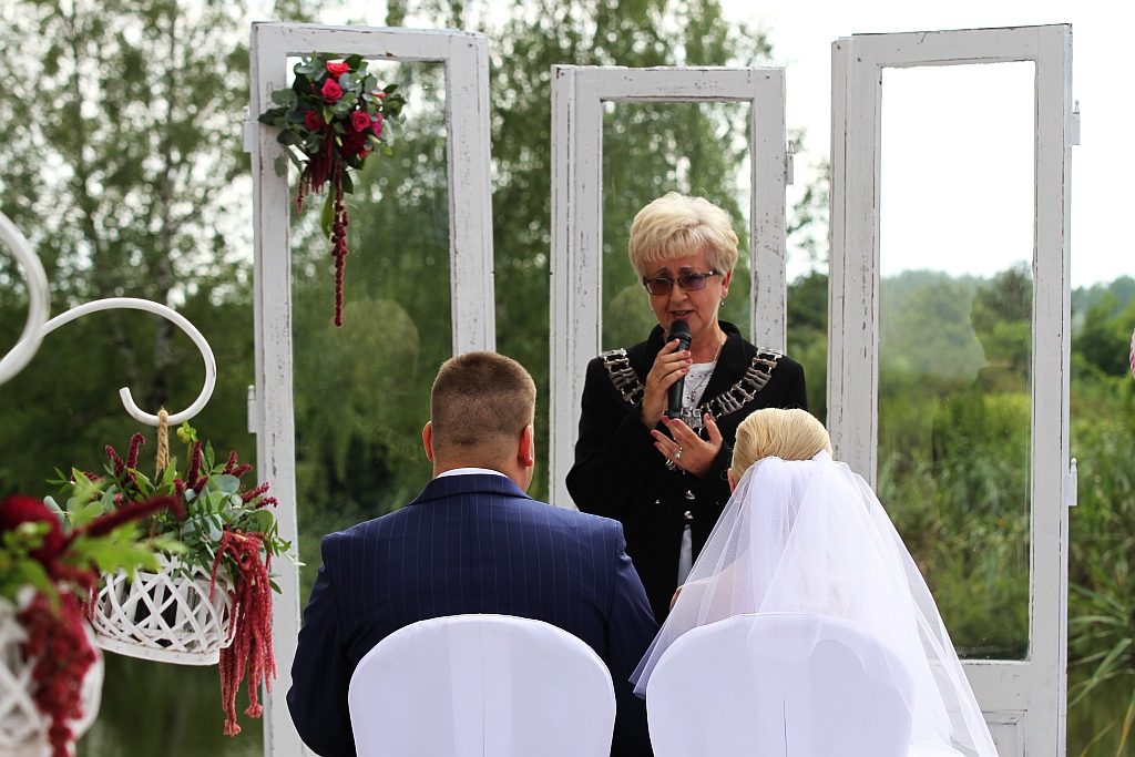 Wzięli ślub nad wodą zamiast w Urzędzie Stanu Cywilnego