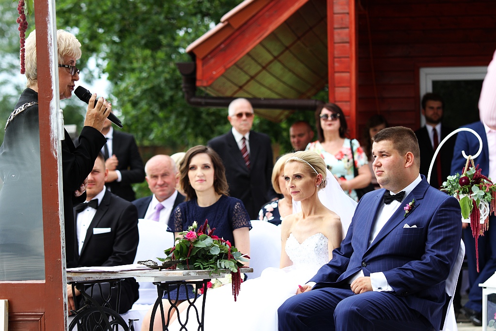 Wzięli ślub nad wodą zamiast w Urzędzie Stanu Cywilnego