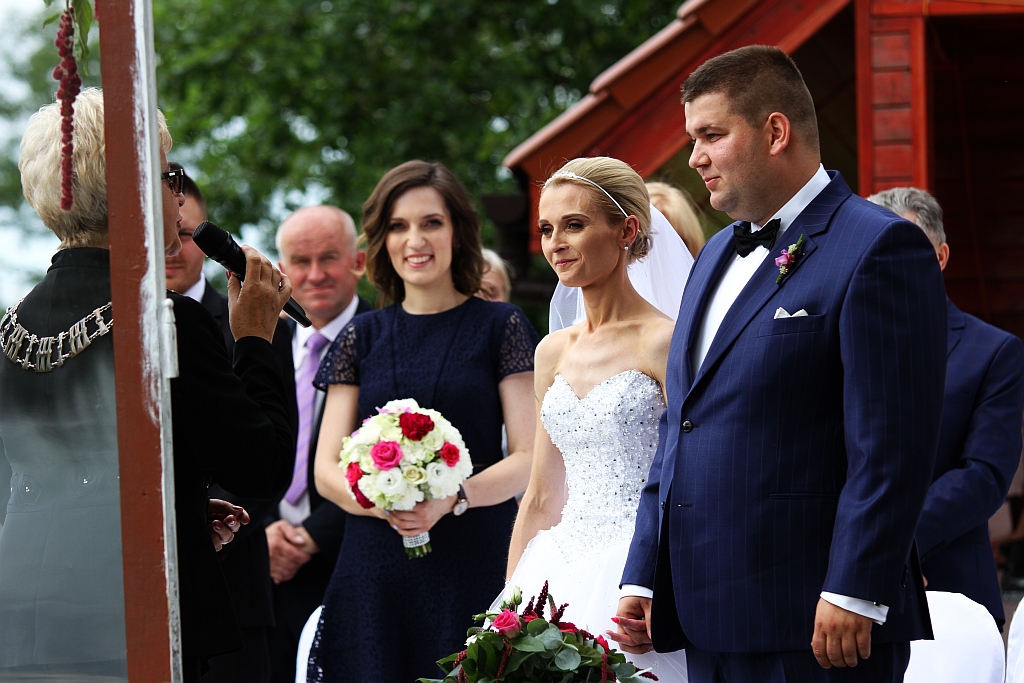 Wzięli ślub nad wodą zamiast w Urzędzie Stanu Cywilnego