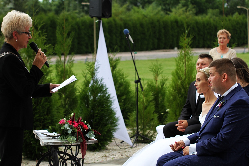 Wzięli ślub nad wodą zamiast w Urzędzie Stanu Cywilnego