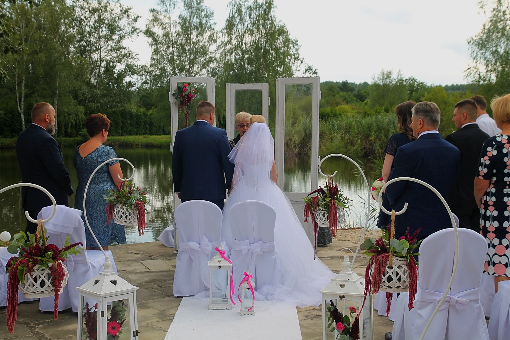 Wzięli ślub nad wodą zamiast w Urzędzie Stanu Cywilnego