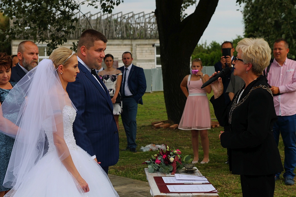 Wzięli ślub nad wodą zamiast w Urzędzie Stanu Cywilnego