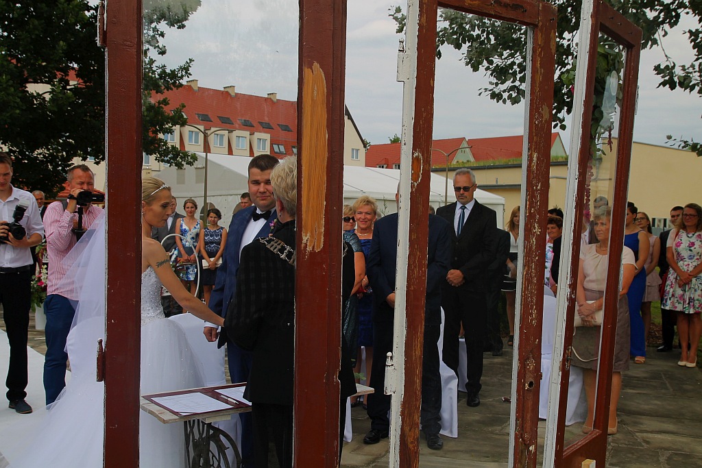 Wzięli ślub nad wodą zamiast w Urzędzie Stanu Cywilnego