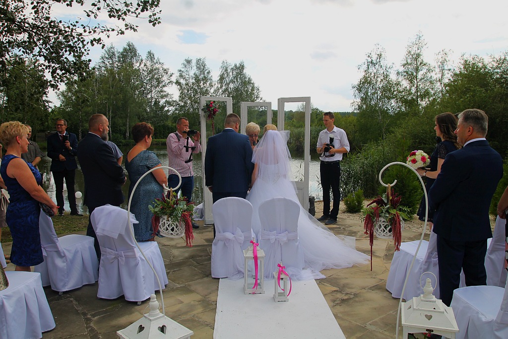 Wzięli ślub nad wodą zamiast w Urzędzie Stanu Cywilnego