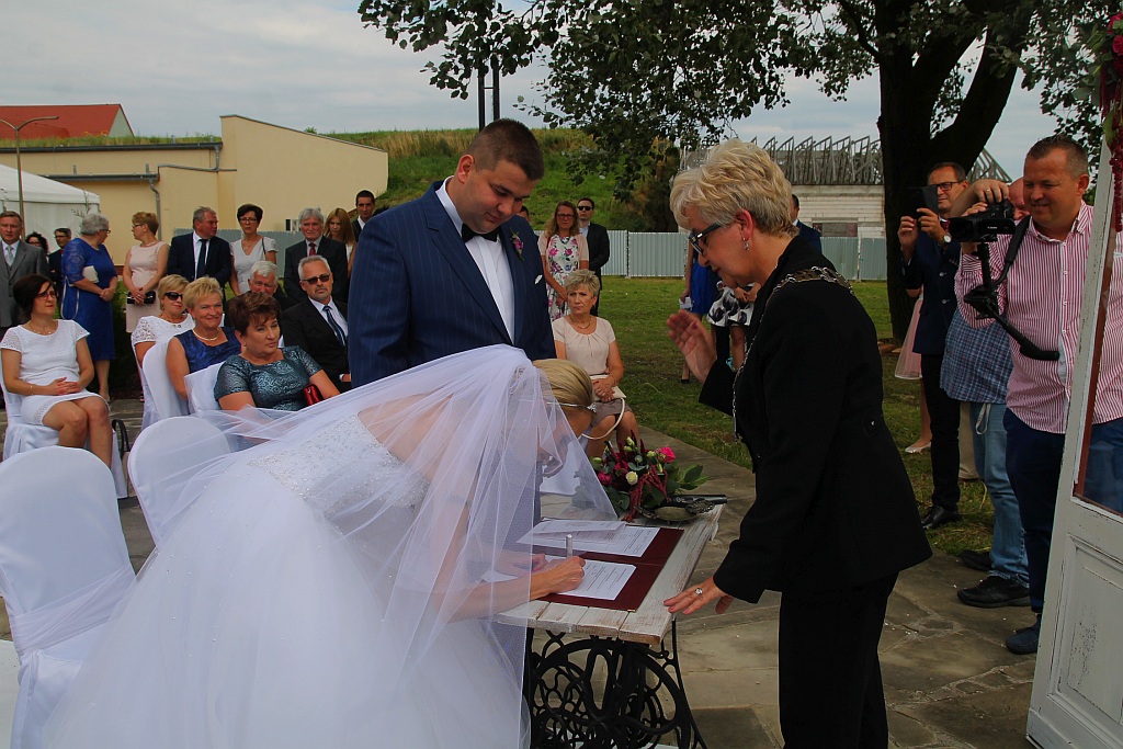 Wzięli ślub nad wodą zamiast w Urzędzie Stanu Cywilnego