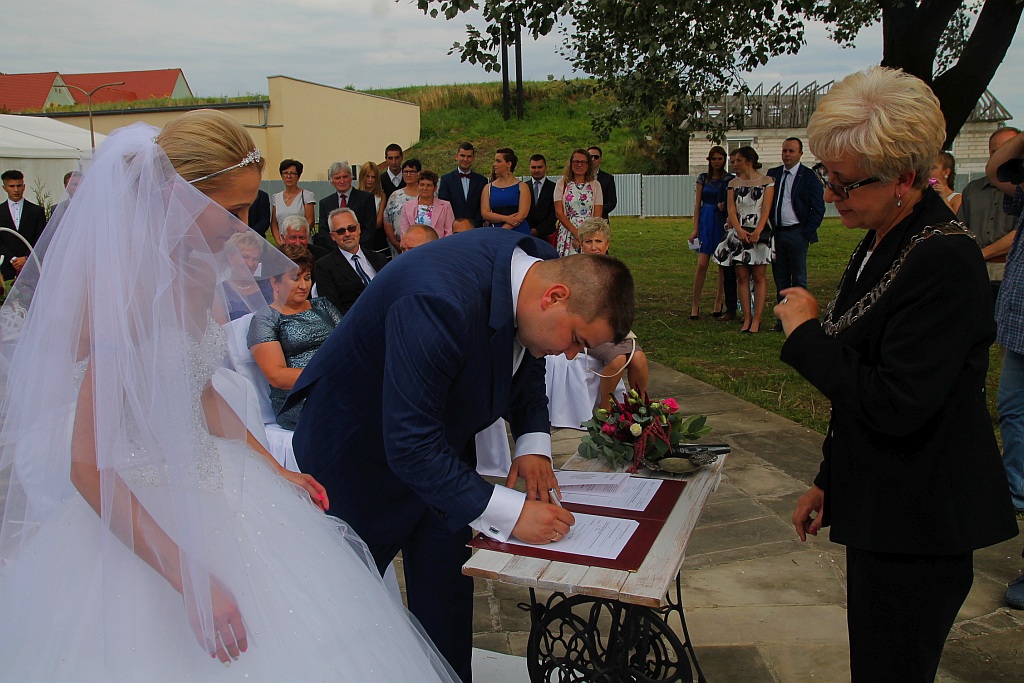 Wzięli ślub nad wodą zamiast w Urzędzie Stanu Cywilnego