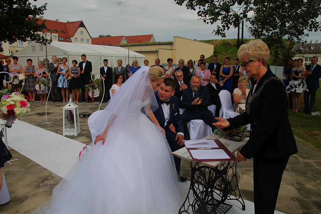 Wzięli ślub nad wodą zamiast w Urzędzie Stanu Cywilnego