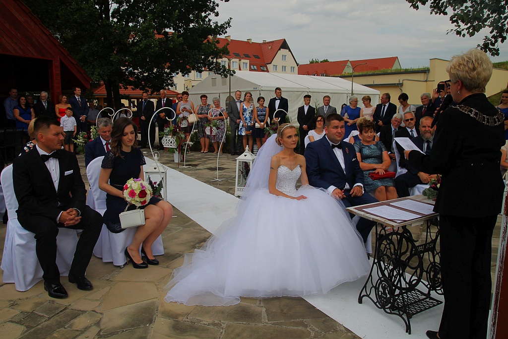 Wzięli ślub nad wodą zamiast w Urzędzie Stanu Cywilnego