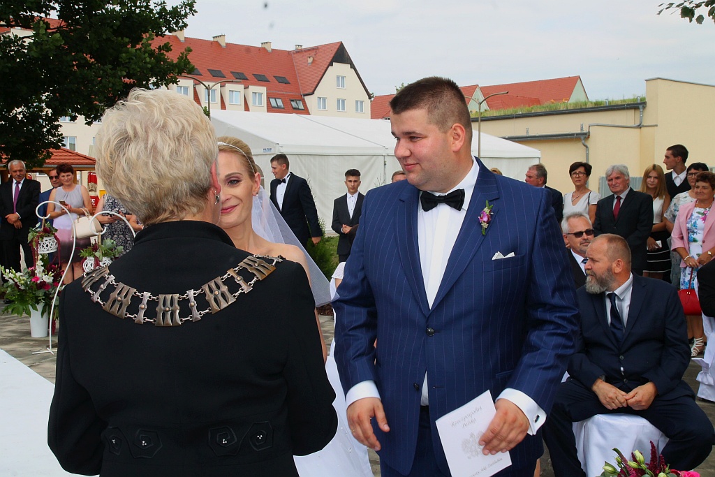 Wzięli ślub nad wodą zamiast w Urzędzie Stanu Cywilnego