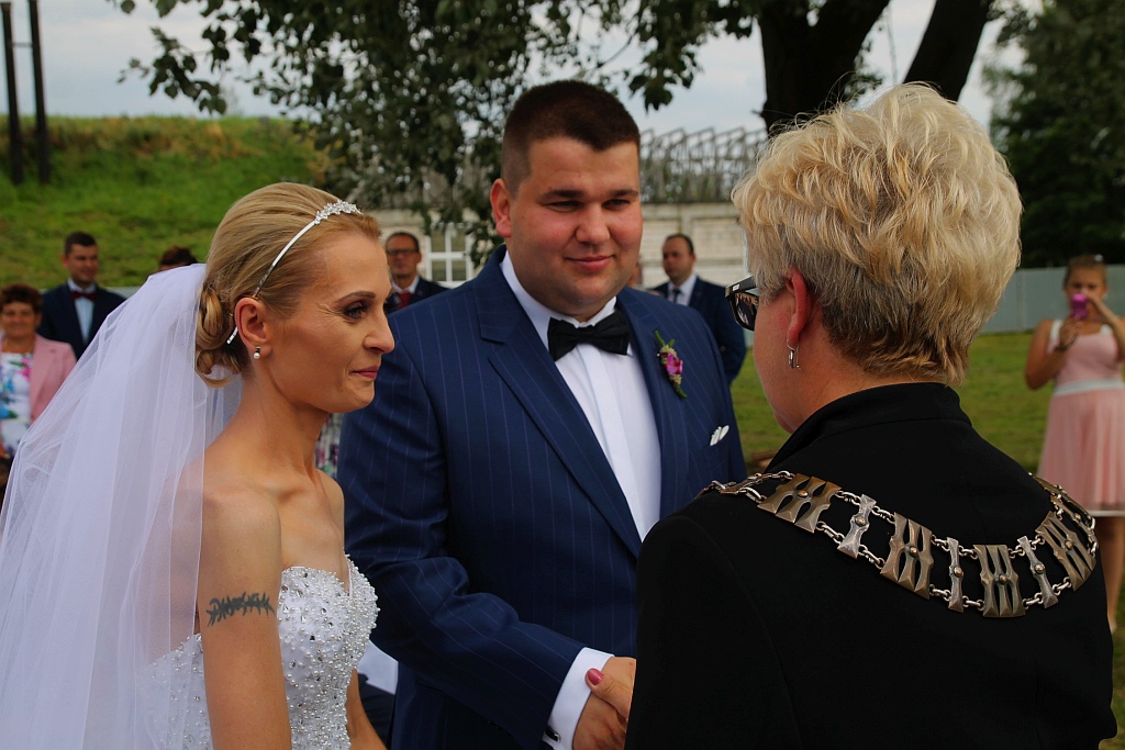 Wzięli ślub nad wodą zamiast w Urzędzie Stanu Cywilnego