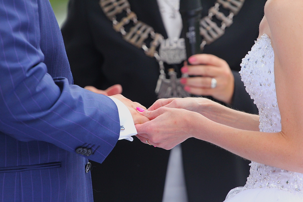 Wzięli ślub nad wodą zamiast w Urzędzie Stanu Cywilnego