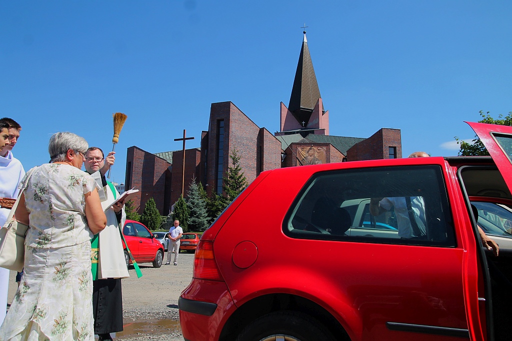 W neidzielne popołudnie kierowcy poświęcili swoje auta