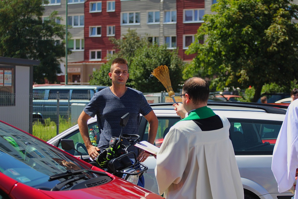 W neidzielne popołudnie kierowcy poświęcili swoje auta