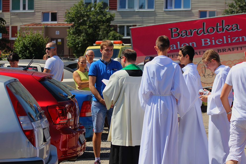 W neidzielne popołudnie kierowcy poświęcili swoje auta