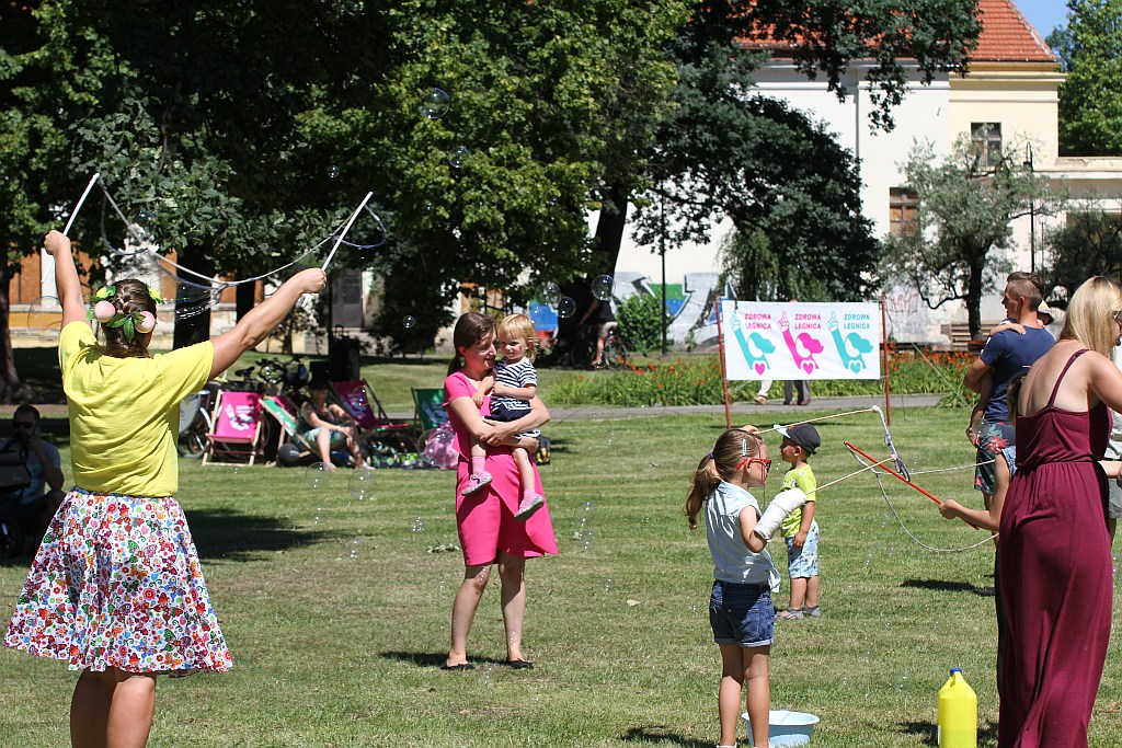 Legniczanie zjedli niedzielne śniadanie w Parku Miejskim