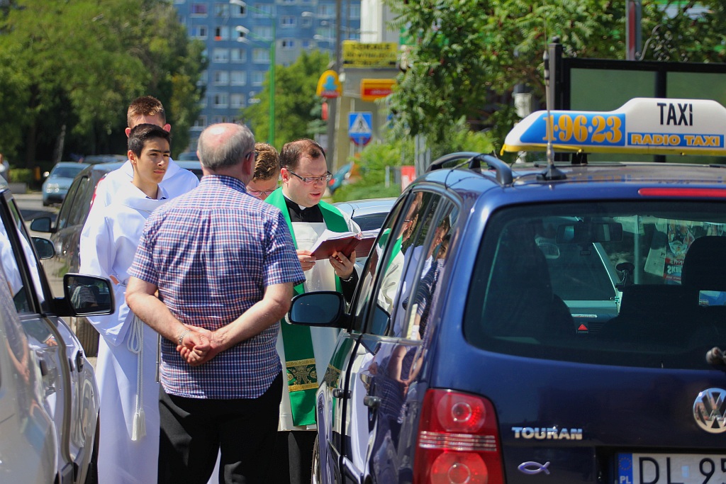 W neidzielne popołudnie kierowcy poświęcili swoje auta