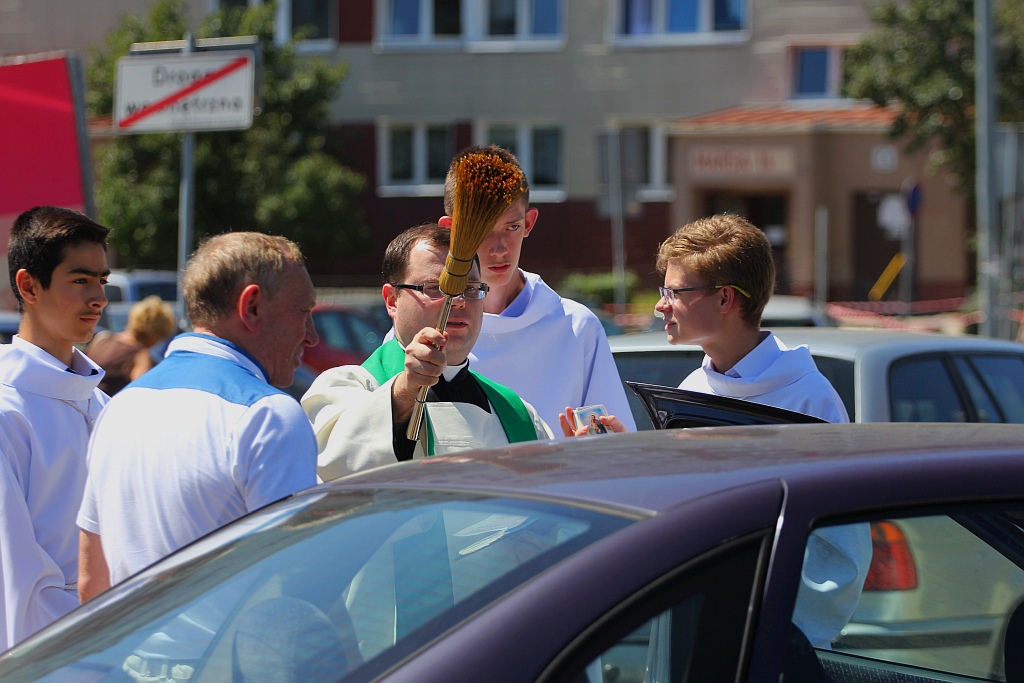 W neidzielne popołudnie kierowcy poświęcili swoje auta