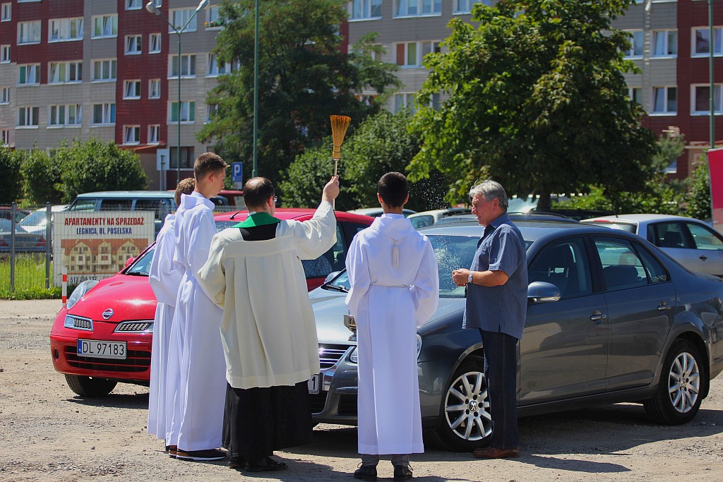 W neidzielne popołudnie kierowcy poświęcili swoje auta