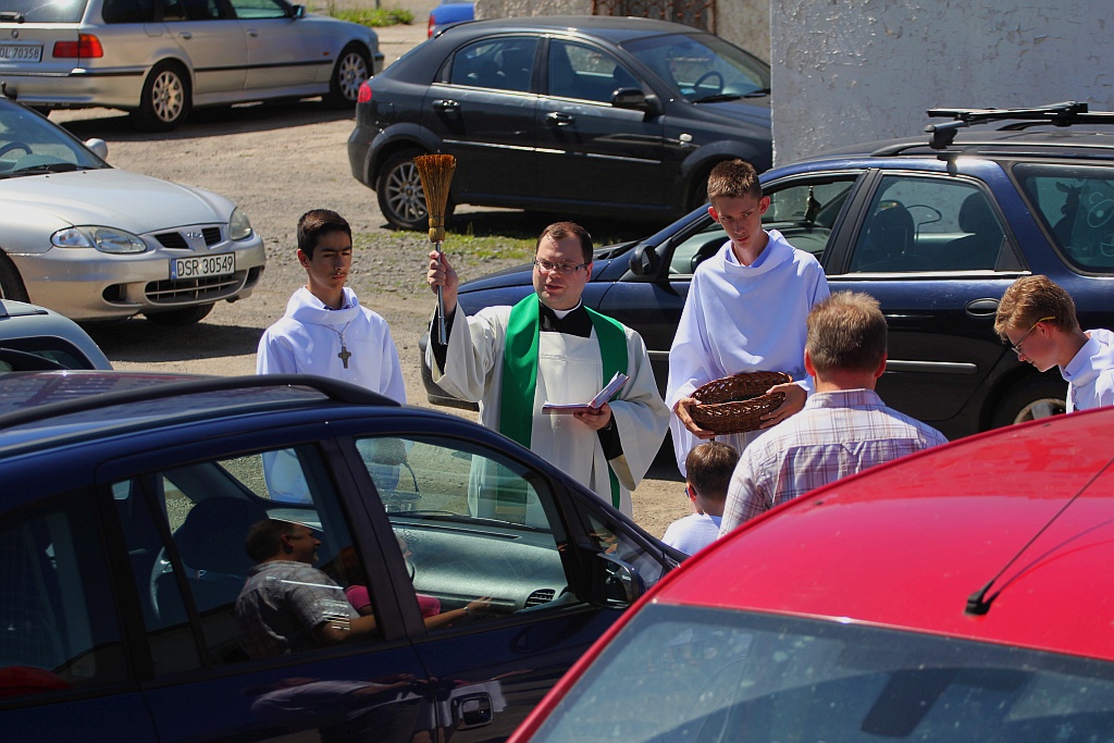 W neidzielne popołudnie kierowcy poświęcili swoje auta