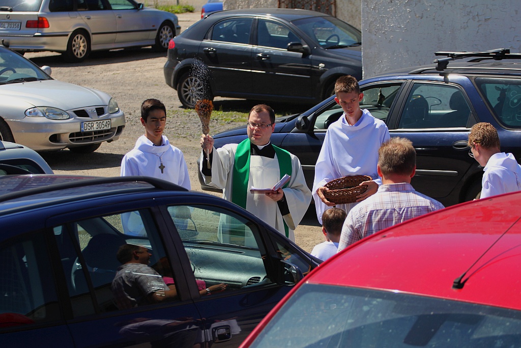 W neidzielne popołudnie kierowcy poświęcili swoje auta