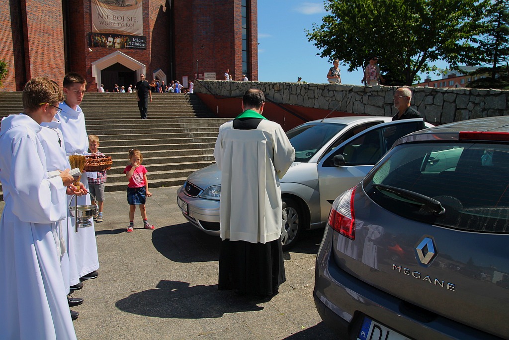 W neidzielne popołudnie kierowcy poświęcili swoje auta