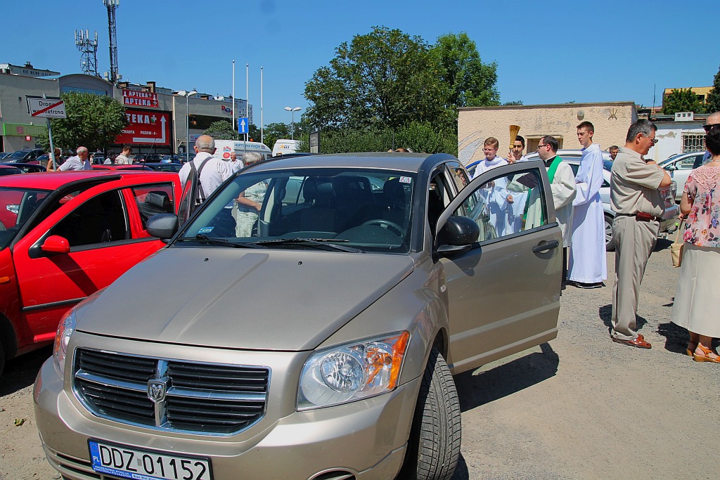 W neidzielne popołudnie kierowcy poświęcili swoje auta