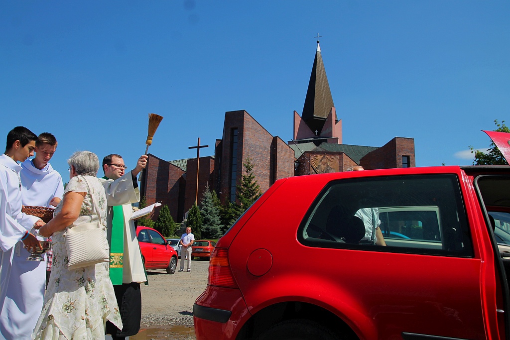 W neidzielne popołudnie kierowcy poświęcili swoje auta