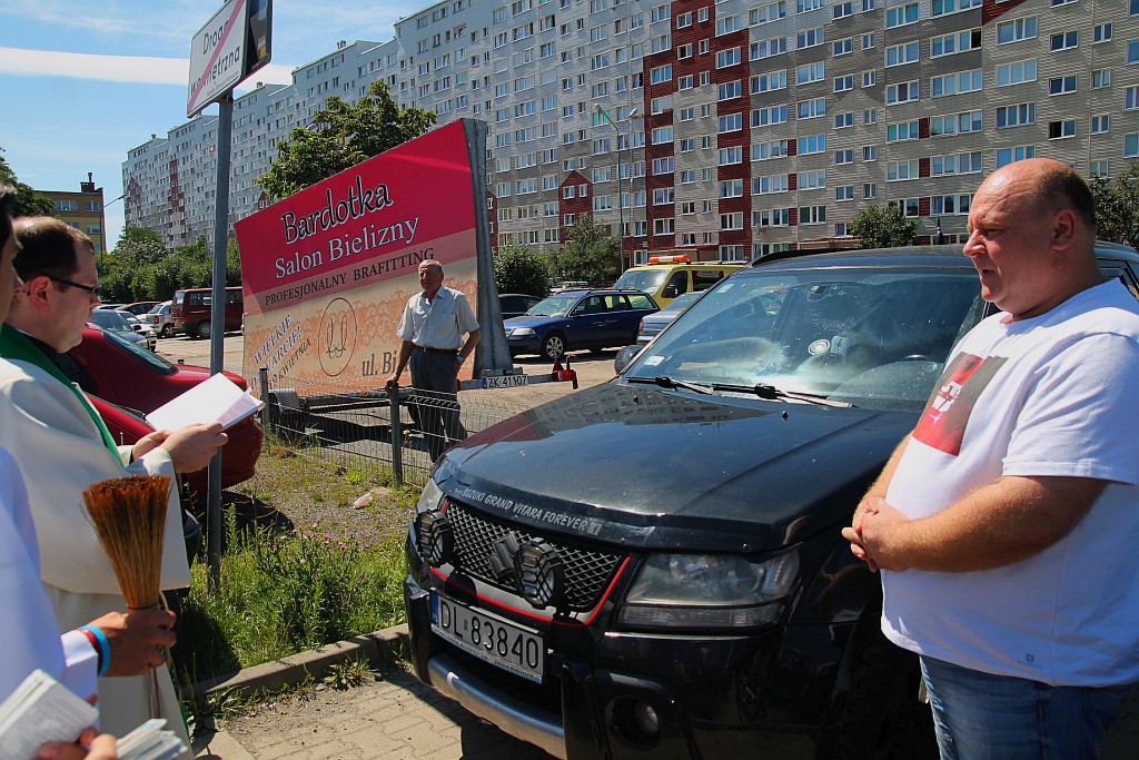 W neidzielne popołudnie kierowcy poświęcili swoje auta