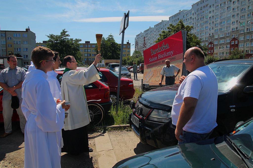 W neidzielne popołudnie kierowcy poświęcili swoje auta