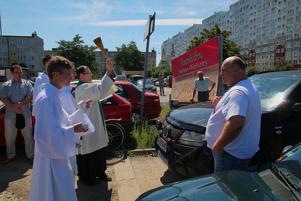 W neidzielne popołudnie kierowcy poświęcili swoje auta