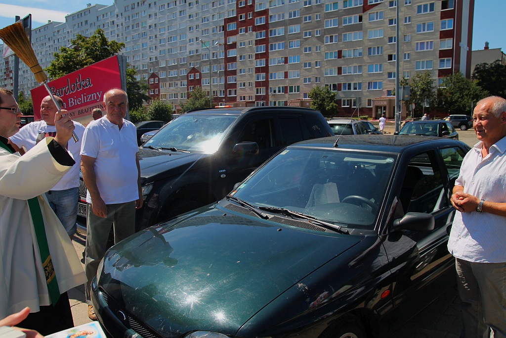 W neidzielne popołudnie kierowcy poświęcili swoje auta