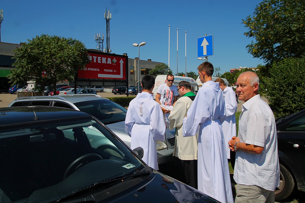 W neidzielne popołudnie kierowcy poświęcili swoje auta