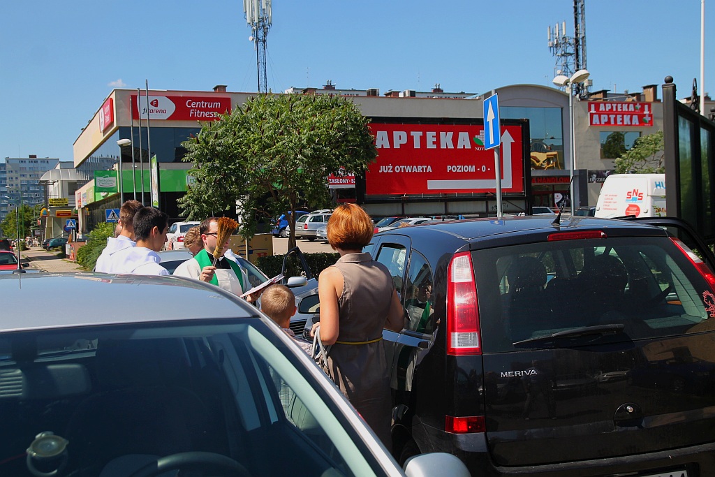 W neidzielne popołudnie kierowcy poświęcili swoje auta