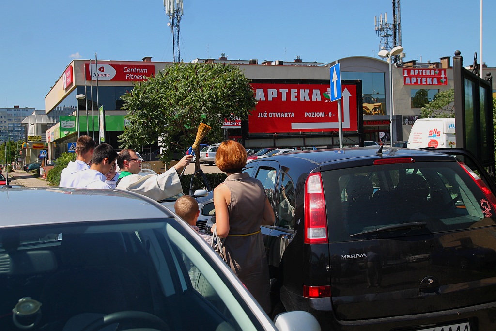 W neidzielne popołudnie kierowcy poświęcili swoje auta