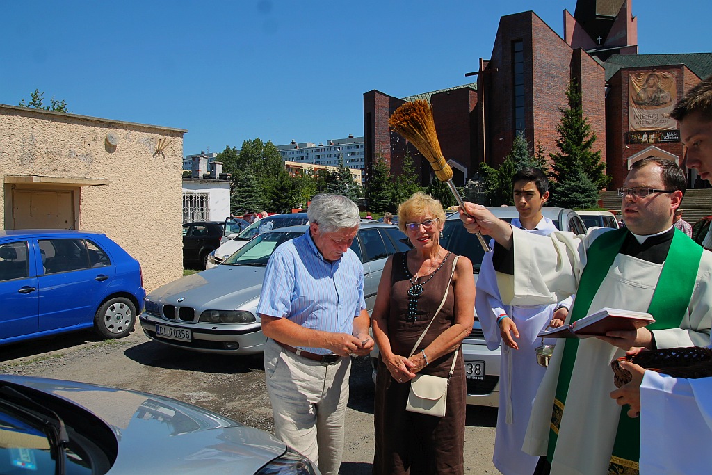W neidzielne popołudnie kierowcy poświęcili swoje auta