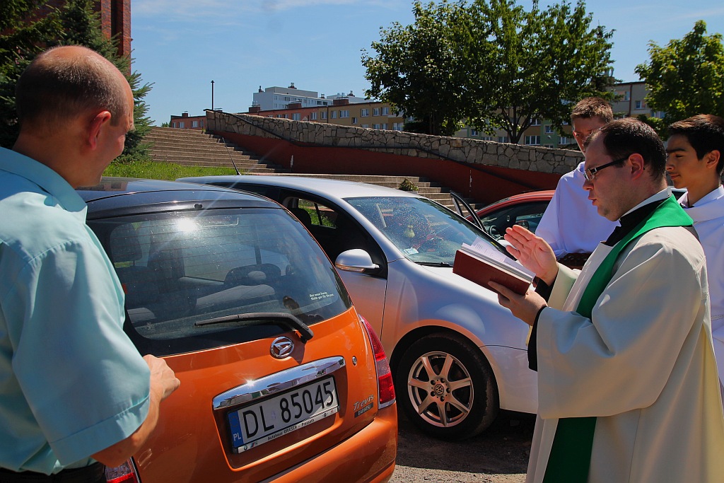 W neidzielne popołudnie kierowcy poświęcili swoje auta