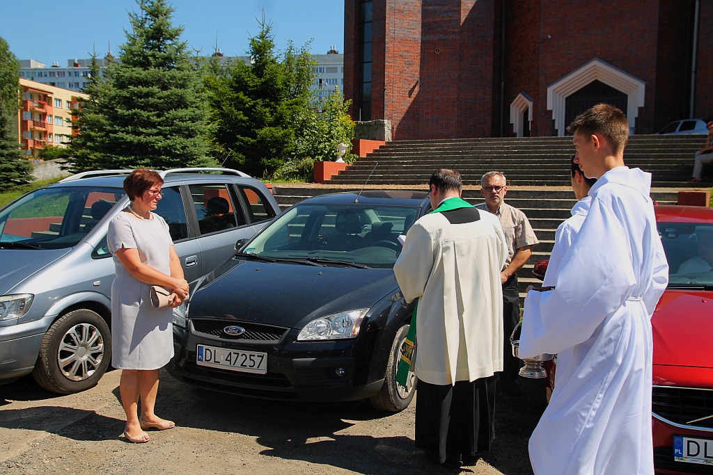W neidzielne popołudnie kierowcy poświęcili swoje auta