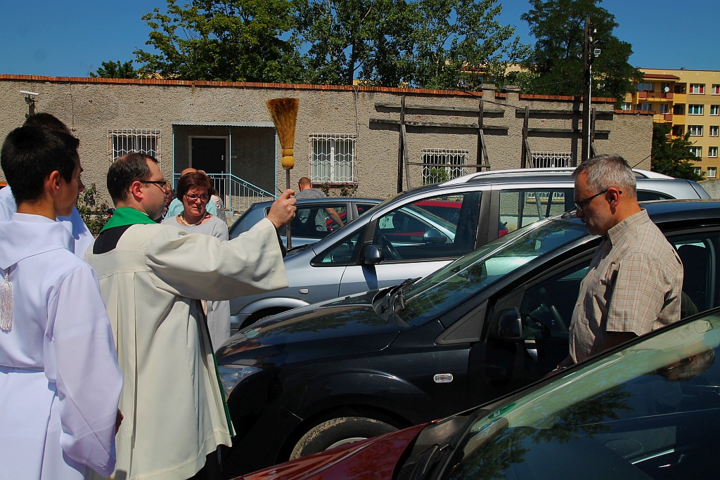 W neidzielne popołudnie kierowcy poświęcili swoje auta