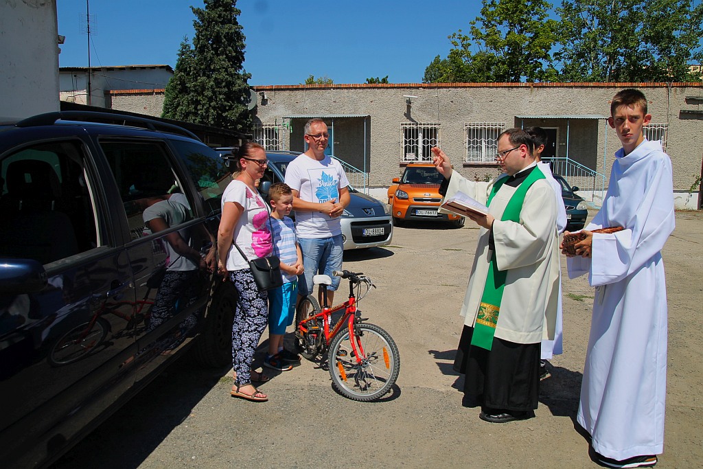 W neidzielne popołudnie kierowcy poświęcili swoje auta