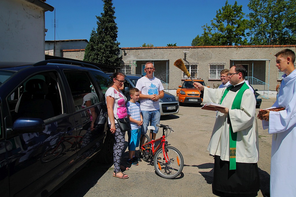 W neidzielne popołudnie kierowcy poświęcili swoje auta