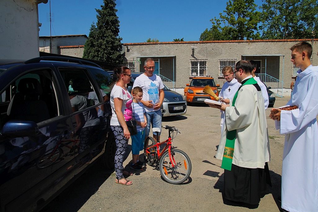 W neidzielne popołudnie kierowcy poświęcili swoje auta