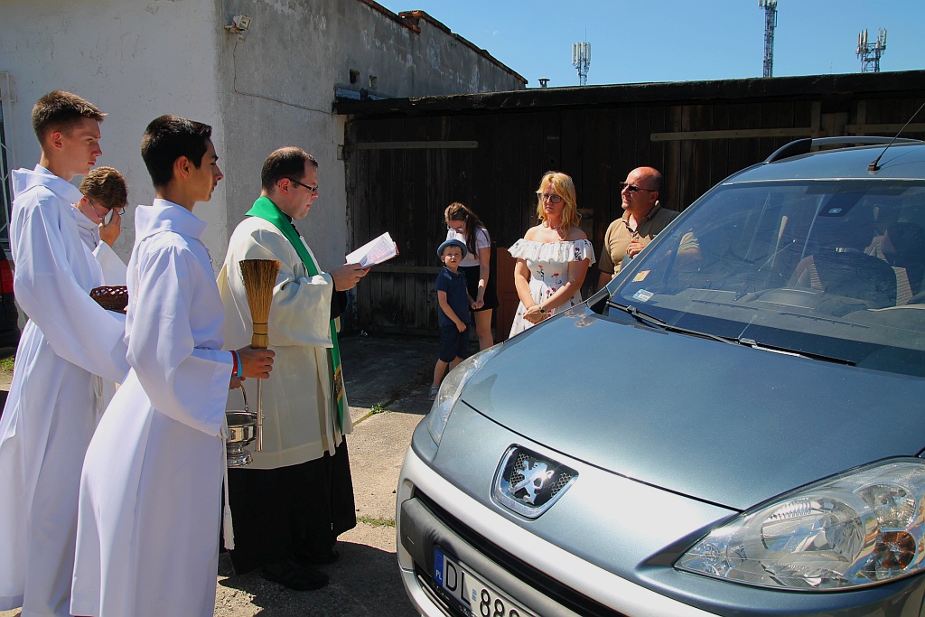 W neidzielne popołudnie kierowcy poświęcili swoje auta