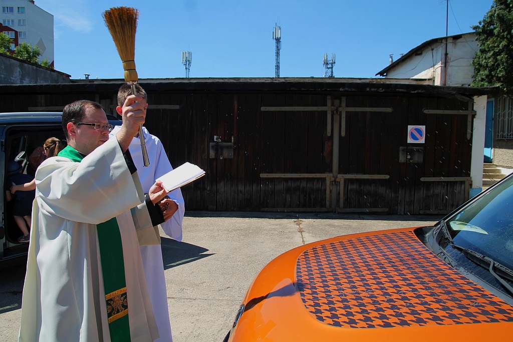W neidzielne popołudnie kierowcy poświęcili swoje auta