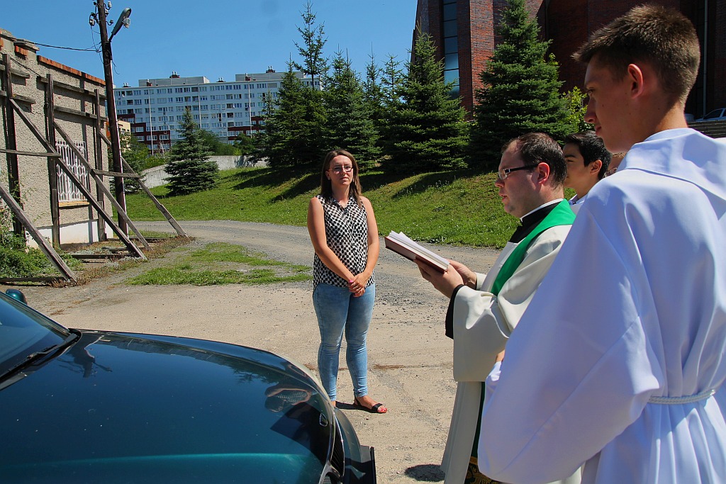 W neidzielne popołudnie kierowcy poświęcili swoje auta