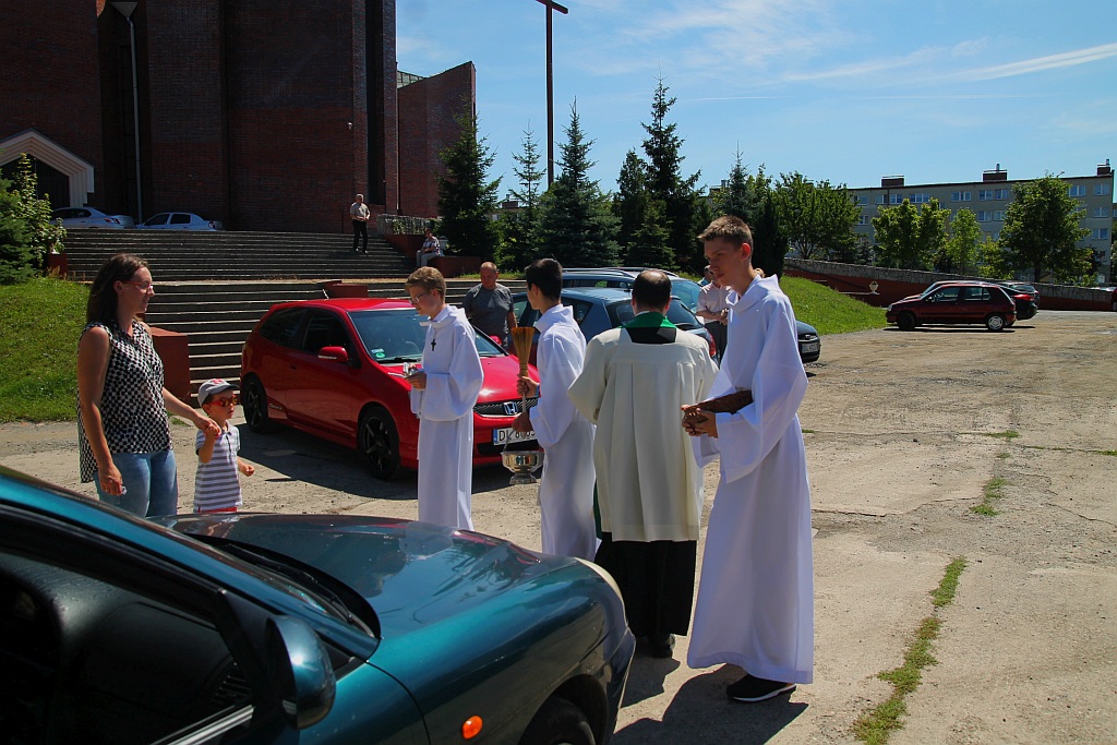 W neidzielne popołudnie kierowcy poświęcili swoje auta