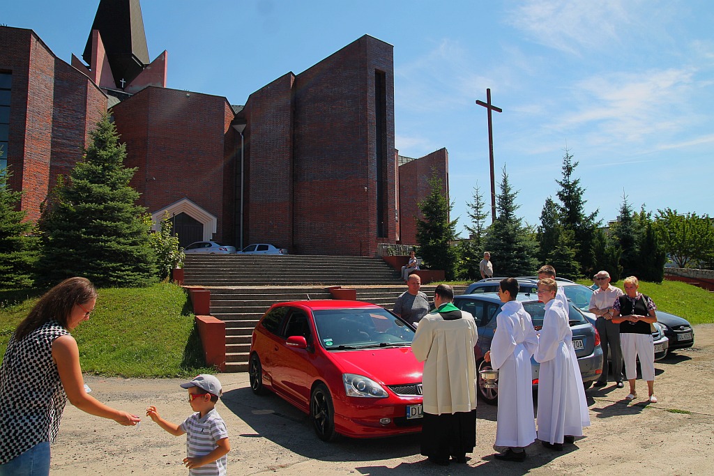 W neidzielne popołudnie kierowcy poświęcili swoje auta
