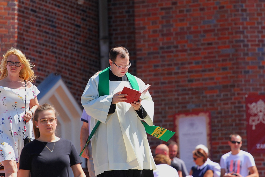 W neidzielne popołudnie kierowcy poświęcili swoje auta